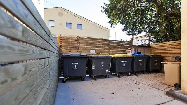 Contenidors de recollida selectiva situats en una zona de Santa Coloma de Farners.
