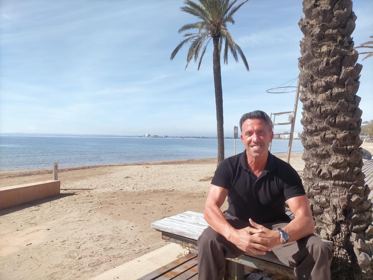 Napo té cinquanta-set anys, viu a Roses i es dedica a la gestió immobiliària