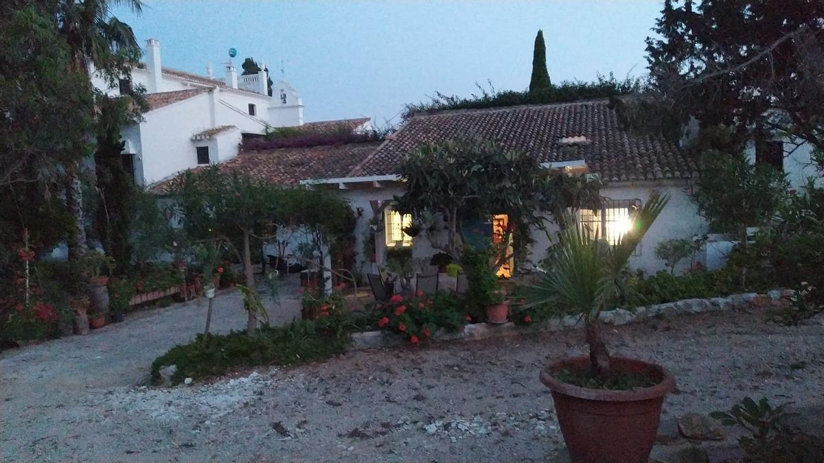 La vivienda de Víctor, en l'Elca, anoche con la luz que había sido restablecida.