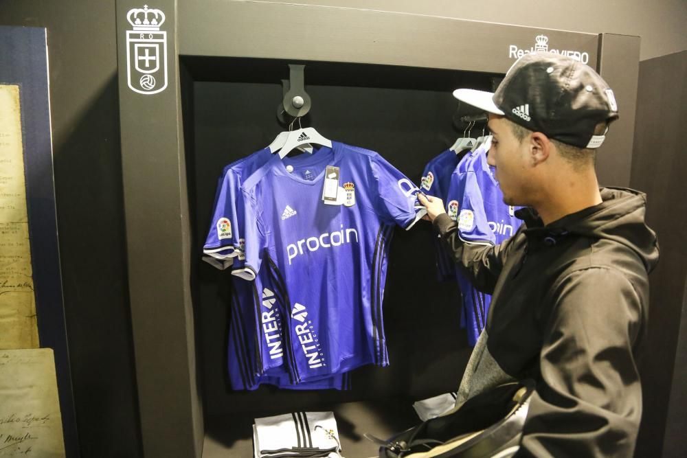 Primer día de venta de la nueva equipación del Real Oviedo