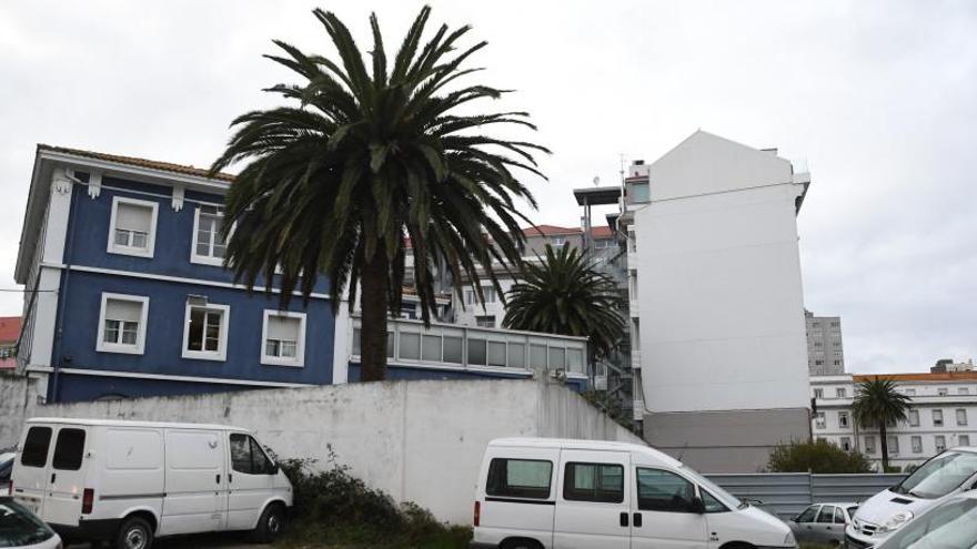 Residencia militar de A Maestranza y, a la derecha, edificio construido donde se propone continuar la manzana.