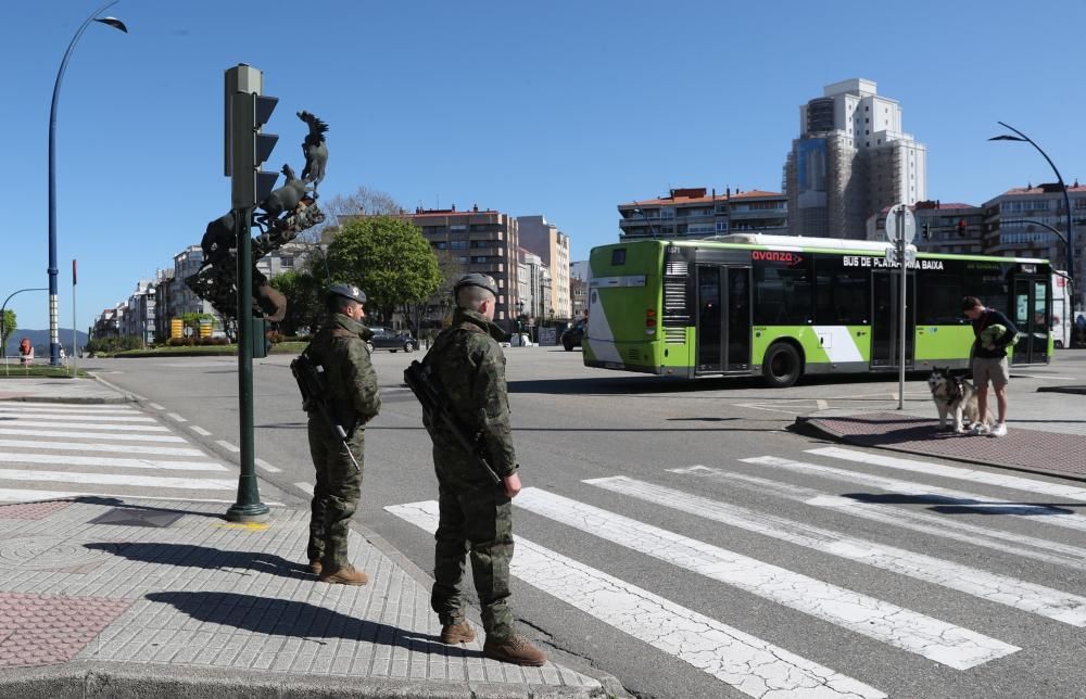 Hasta un centenar de militares de la Brilat patrullan estos días las calles de Vigo