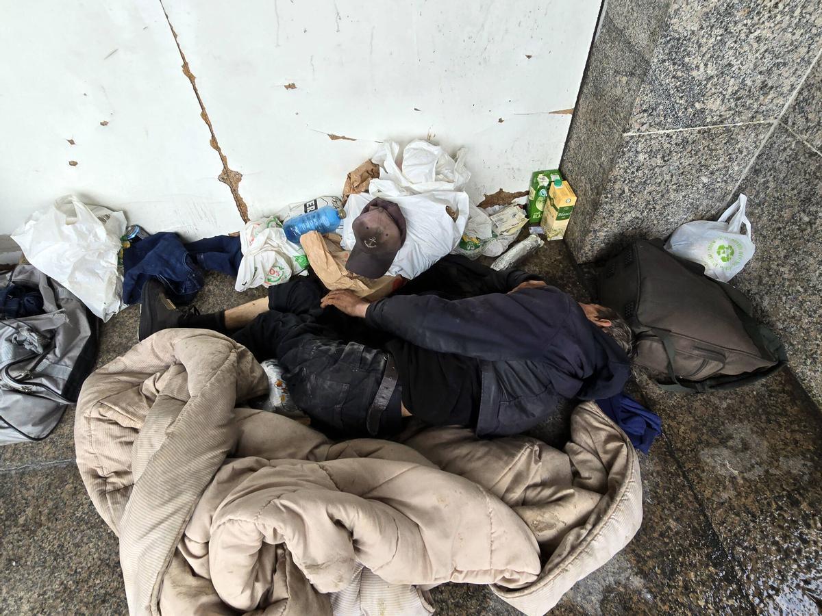 Vigo (Auditorio Mar de Vigo). Personas indigentes y sintecho que duermen en la calle. Antonio, de 58 años