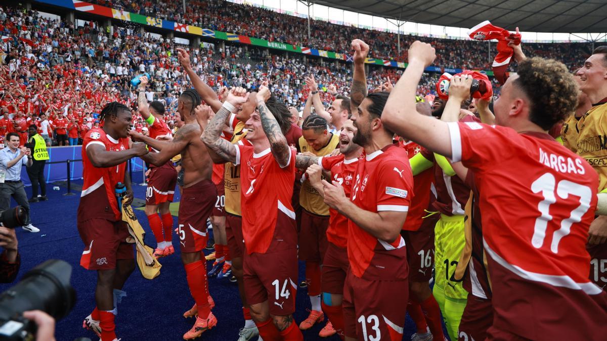 La selección de Suiza celebra su pase a cuartos de final de la Eurocopa.