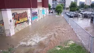 Espectacular rotura de una tubería en el barrio vigués de Coia: decenas de vecinos se quedan sin agua tras inundarse la calle A Garda