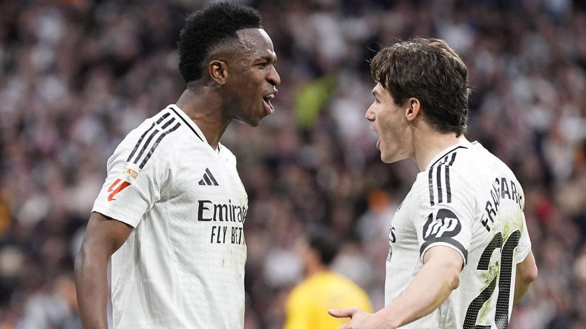 Vinícius celebra el seu gol d’ahir junt amb Fran García en el partit disputat davant el Rayo al Bernabéu. | AFP7