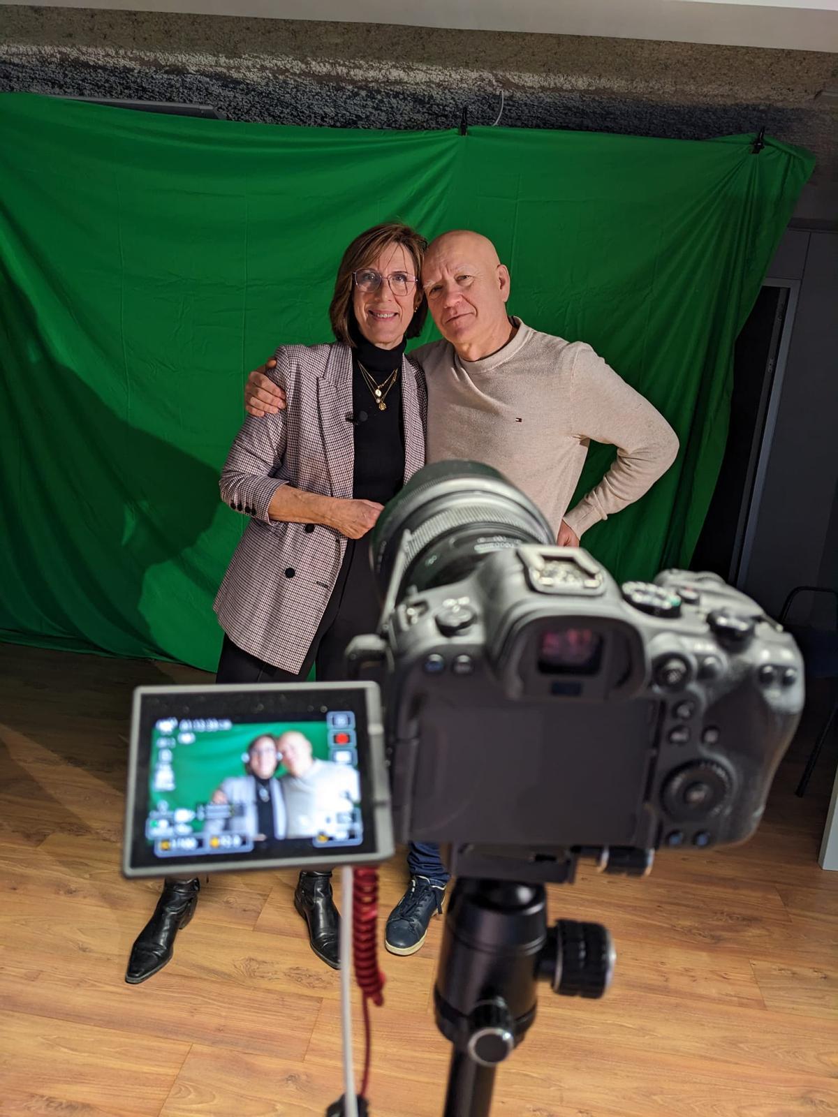 El doctor Jorge Cameselle, con la traumatóloga pediátrica Ana María Bueno, durante el rodaje del nuevo documental.