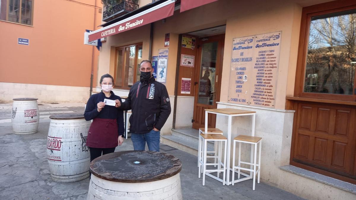 Ángel Hernández, con una trabajadora de la cafetería en la que adquirió la papeleta