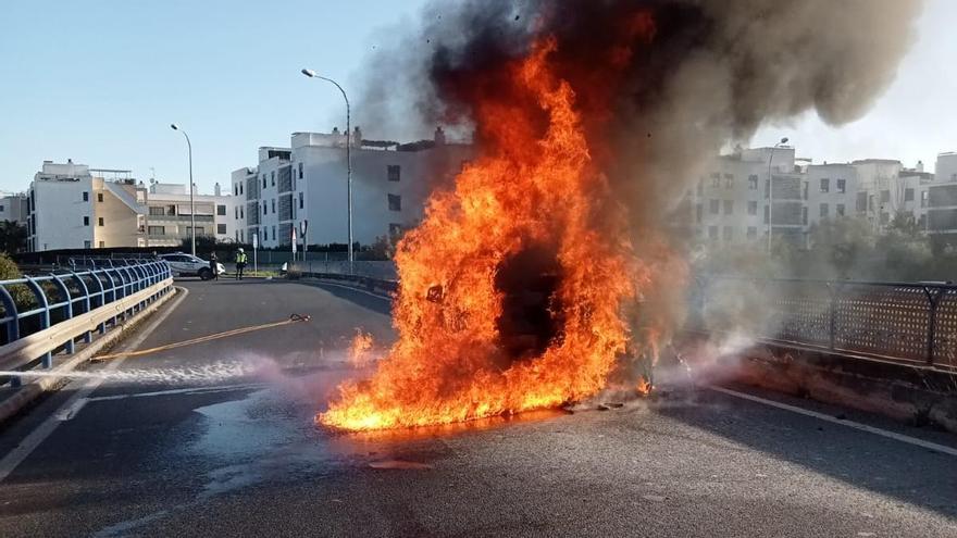 Alarma por el incendio de un coche sobre un puente de la Vía de Cintura de Palma