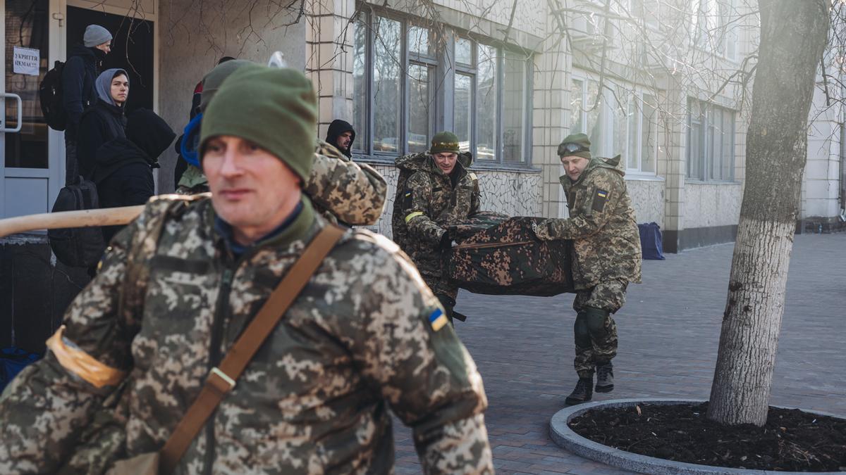 Unos soldados transportan material militar en Ucrania.