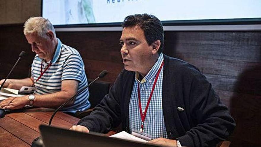 José Iborra (derecha), durante su intervención en el salón de actos del Museo Etnográfico.