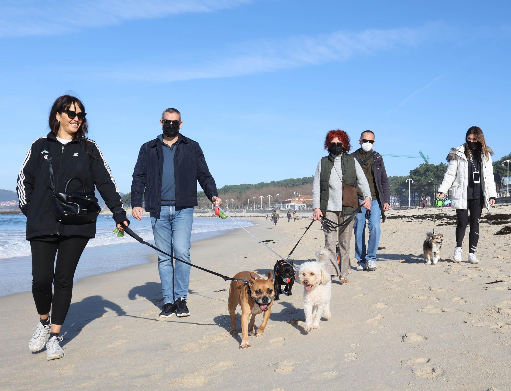 Vigueses y mascotas disfrutan del buen tiempo en Samil