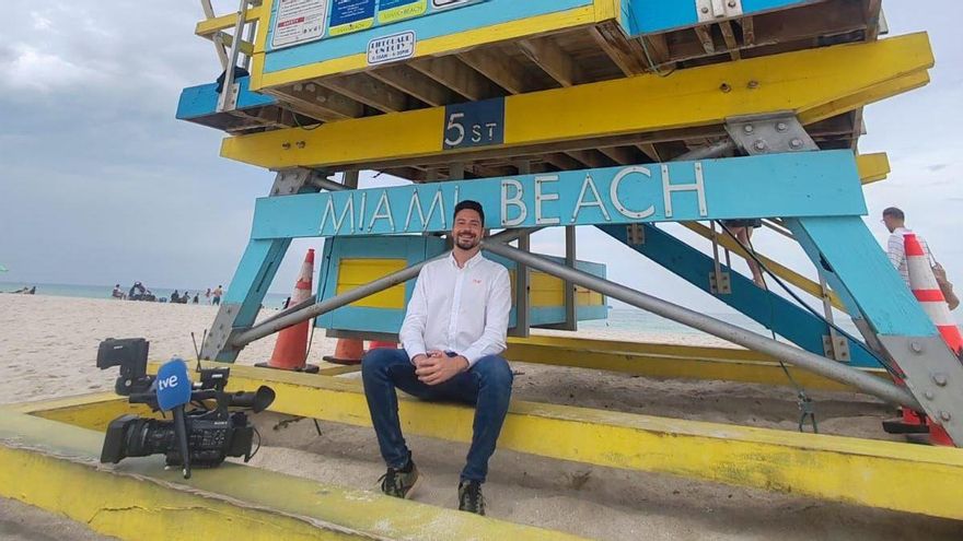 El periodista asturiano cubre el Mundial de Clubes y participará en agosto en el Tenis Playa de Luanco