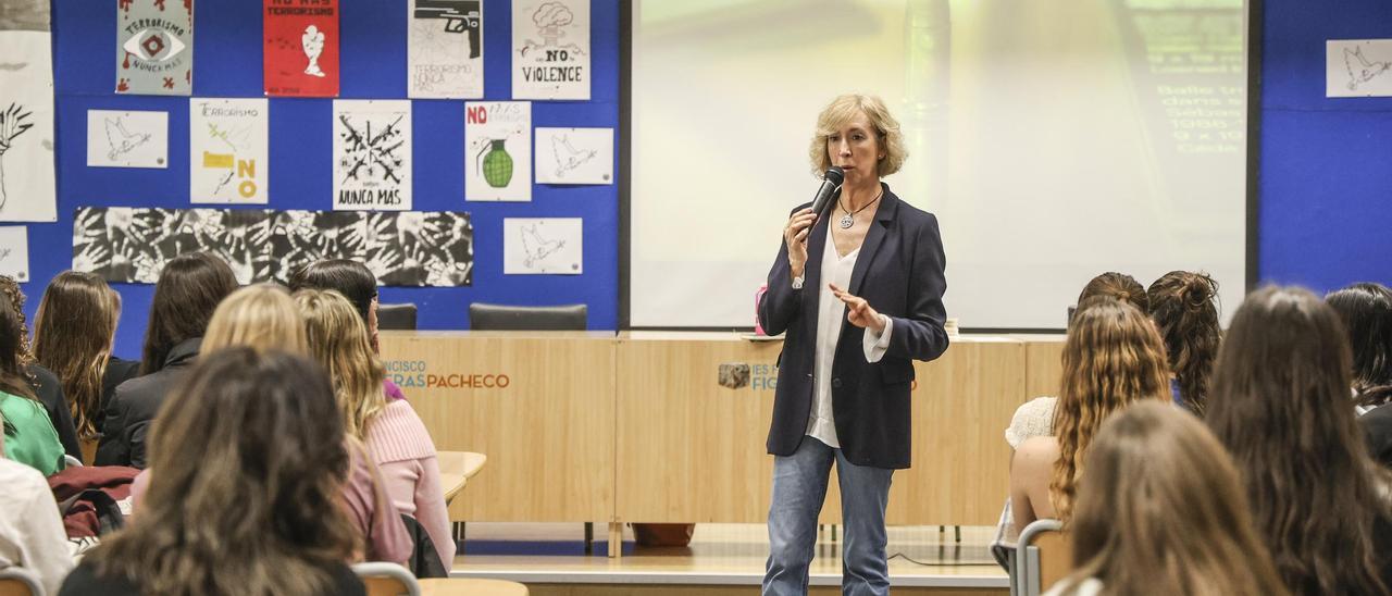 La viuda de Gregorio Ordóñez, Ana Iribar, durante su conferencia en el IES Figueras Pacheco de Alicante.