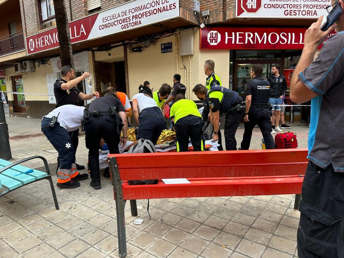Atención a uno de los heridos.