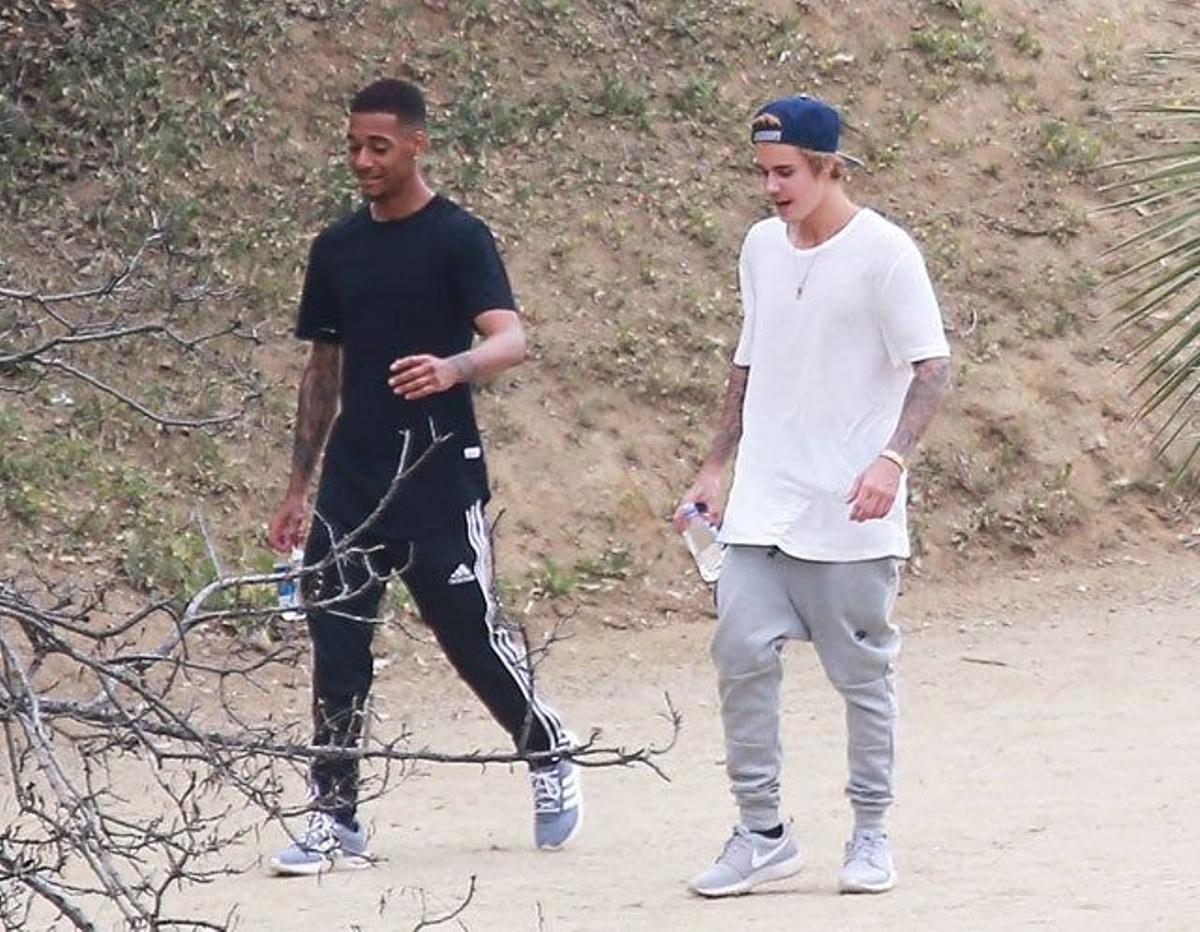 Justin Bieber y su amigo han elegido ropa cómoda y deportiva para su día de senderismo