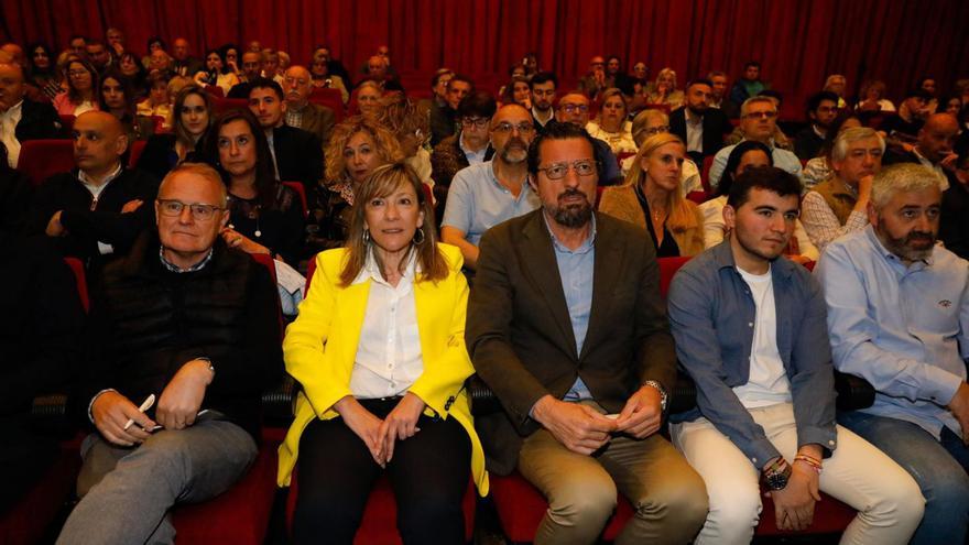 Diego Canga, Esther Llamazares, Eloy Alonso, Alejandro Méndez y José María Álvarez, candidatos del PP en Castrillón, Corvera e Illas, respectivamente, al inicio del mitin en la Casa de Cultura. | Mara Villamuza