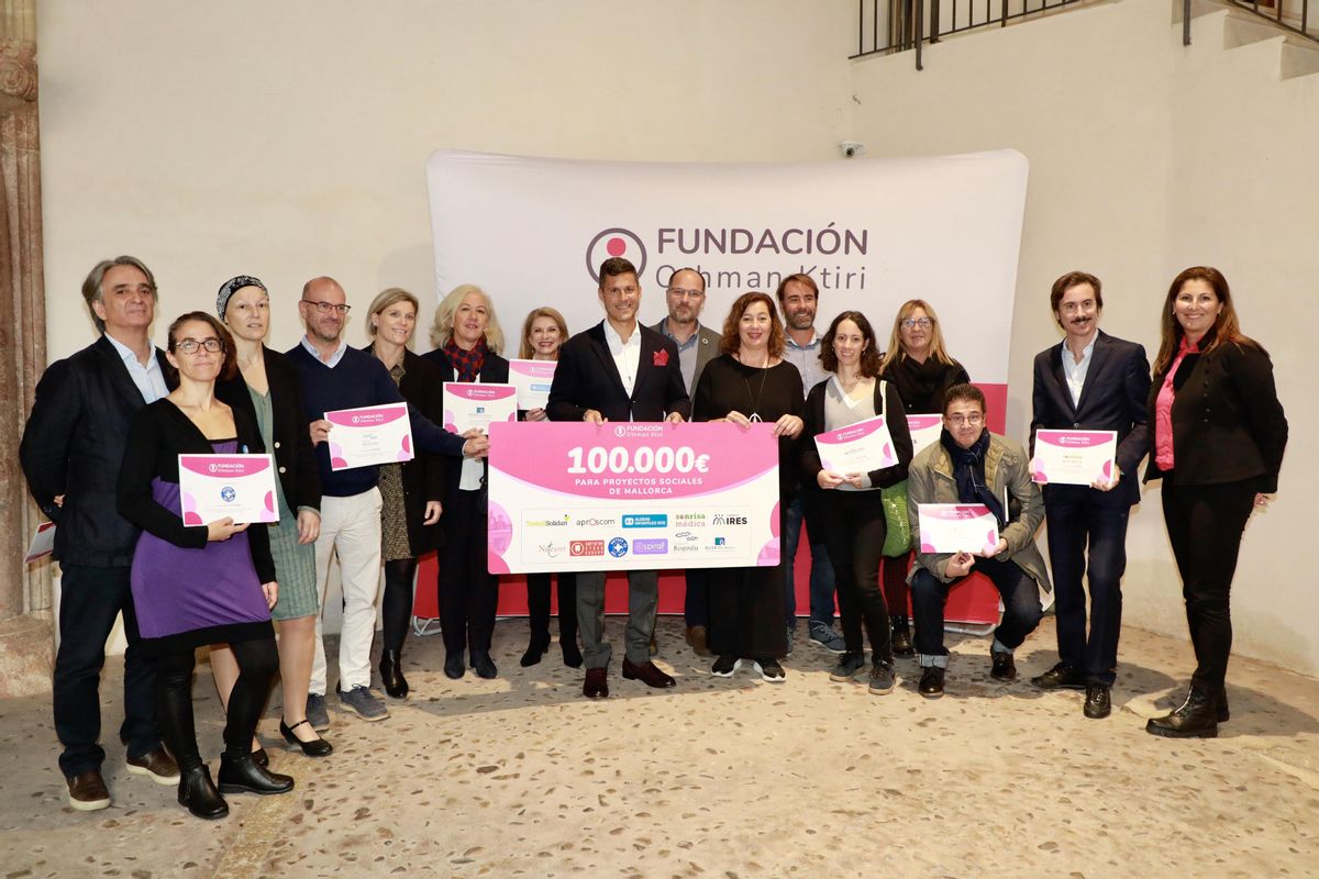 Las entidades sociales de Mallorca beneficiadas posan con Othman Ktiri y Francina Armengol