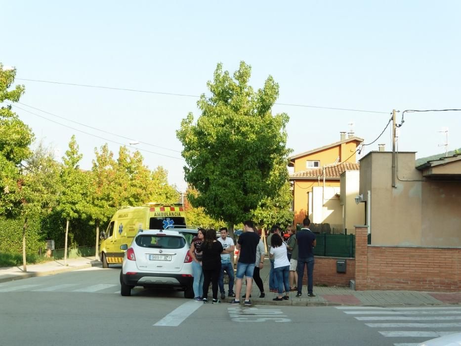 Un grup de veïns en el lloc dels fets