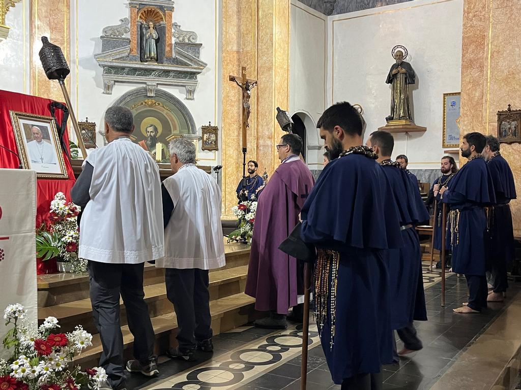 Vídeo: La imagen del papa Francisco, presente en el altar de la parroquia de les Useres