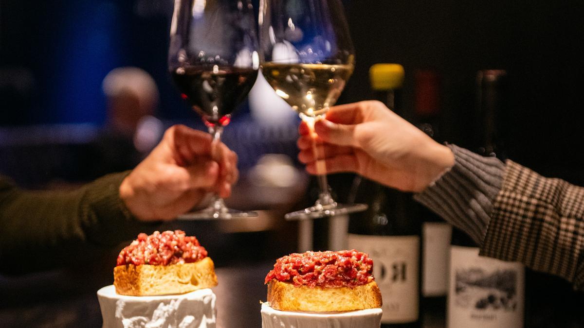 Vinos y 'steak tartar' en el nuevo Steak & Wine Bar de Sintonia, en el Hotel Gallery de Barcelona.