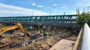 Obras tras la riada en la margen derecha del río Besòs, junto al puente del ferrocarril, en Sant Adrià.