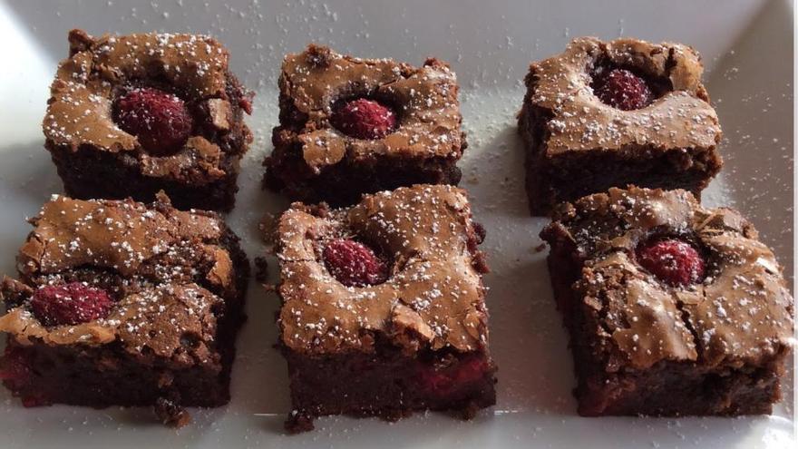 La receta de brownie con frambuesas que puedes hacer en 10 minutos y sin experiencia