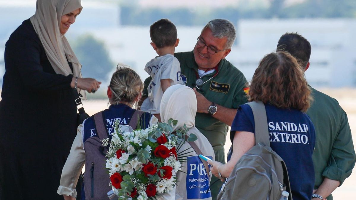 Varios niños a su llegada a la Base Aérea de Torrejón de Ardoz en julio de 2024.