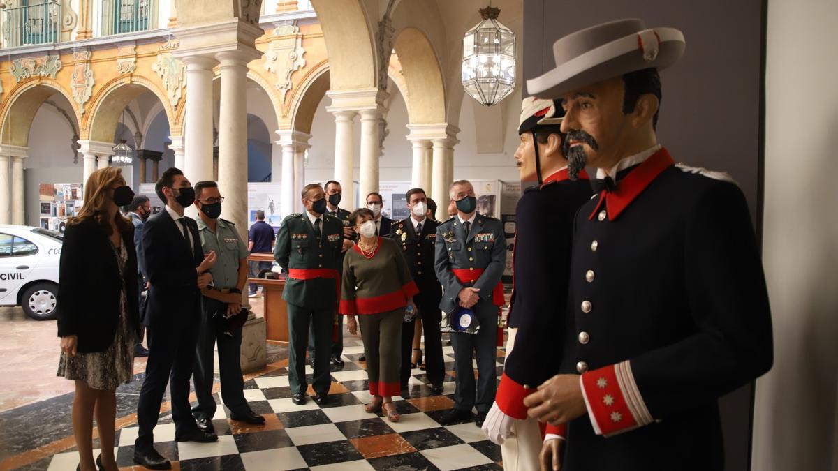 Autoridades presentes en la inauguración recorren la muestra &#039;Guardia Civil al servicio de la ciudadanía&#039;.