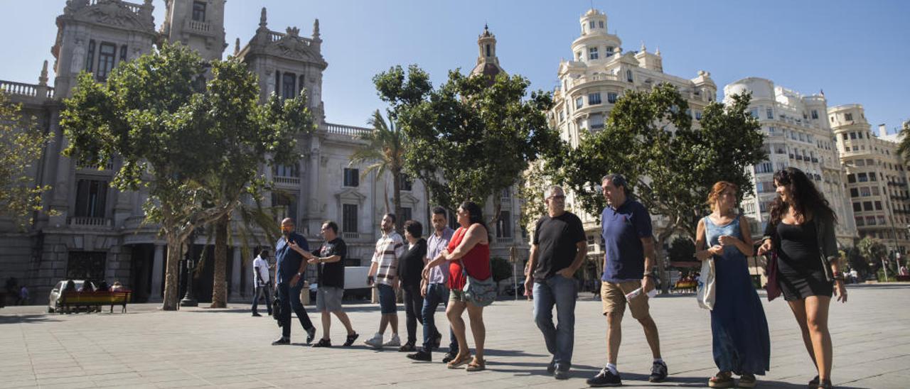 Los miembros de siete entidades vecinales, veteranas y emergentes, frente al ayuntamiento.