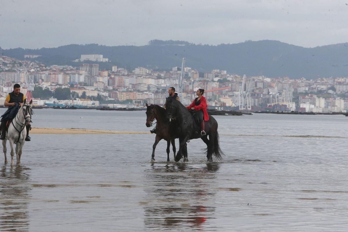 Alrededor de 70 jinetes procedentes de diferentes zonas de la comarca, de Vigo, Baiona y hasta de Pontecaldelas participaron en la XIII Xuntanza Cabalar