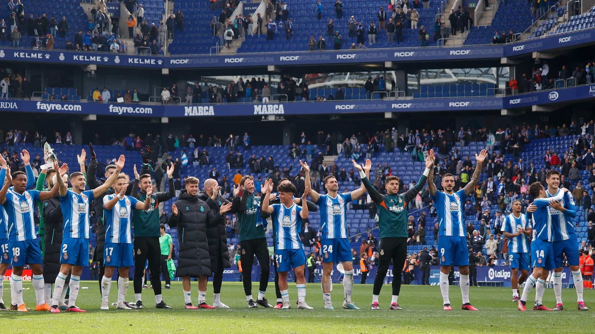 Los jugadores del Espanyol saludan a la afición perica tras el partido ante el Mallorca del pasado sábado, disputado a las 14 horas.