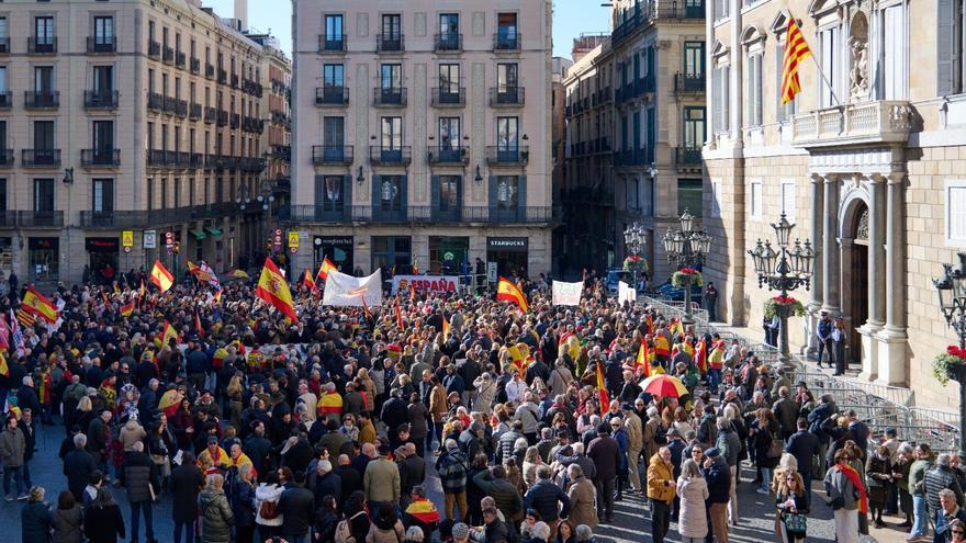 Unas 500 personas se manifiestan en Barcelona contra Pedro Sánchez