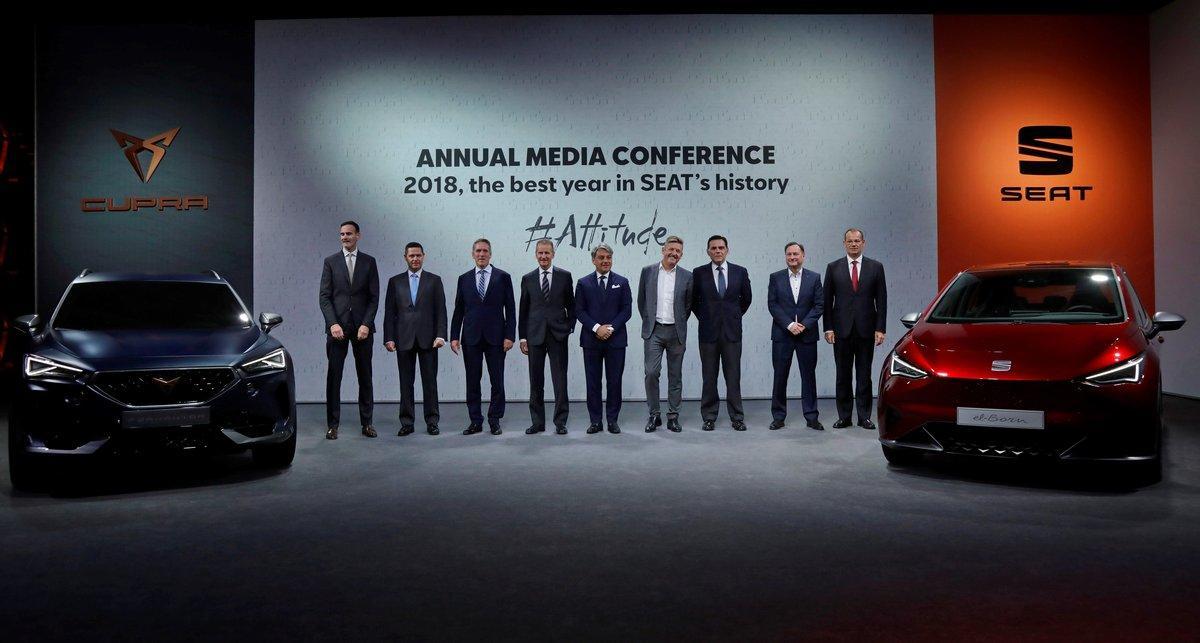 GRAFCAT6335. MARTORELL (BARCELONA) (ESPAÑA), 27/03/2019.- El presidente de Seat, Luca de Meo (5d) y el presidente de Volkswagen, Herbert Diess (4i), posan junto a otros directivos antes del acto de presentación de los resultados de Seat en 2018 en el que se ha anunciado que Seat desarrollará en su planta de Barcelona una nueva plataforma para ensamblar vehículos eléctricos con un precio considerado asequible y que podrá ser utilizada por otras marcas del Grupo Volkswagen, su matriz. EFE/Susanna Sáez