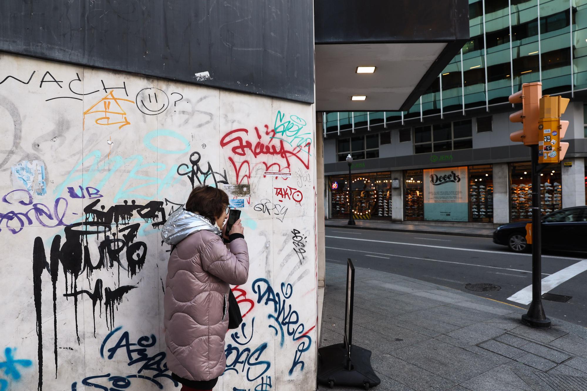En imágenes: Los grafitis invaden la calle Corrida