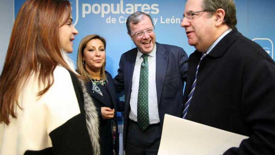 De izquierda a derecha, Silvia Clemente, Rosa Valdeón, Antonio Silván y Juan Vicente Herrera, en el comité ejecutivo