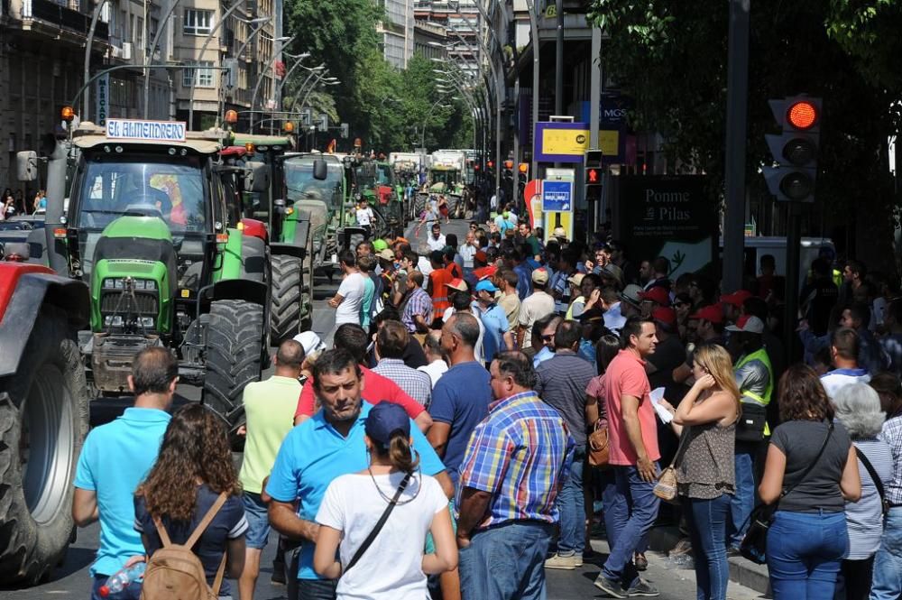 La Gran Vía de Murcia, paralizada por los agricultores