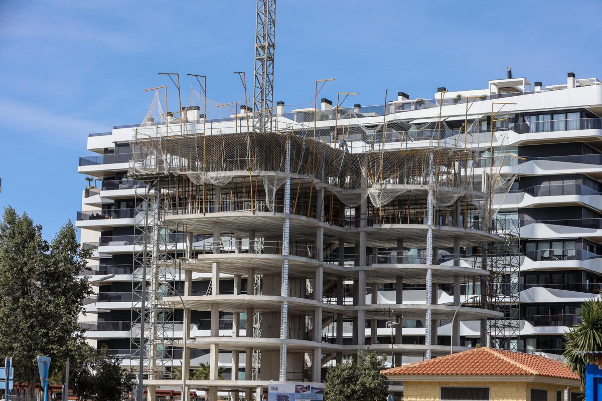 Un edificion en construcción en Alicante.