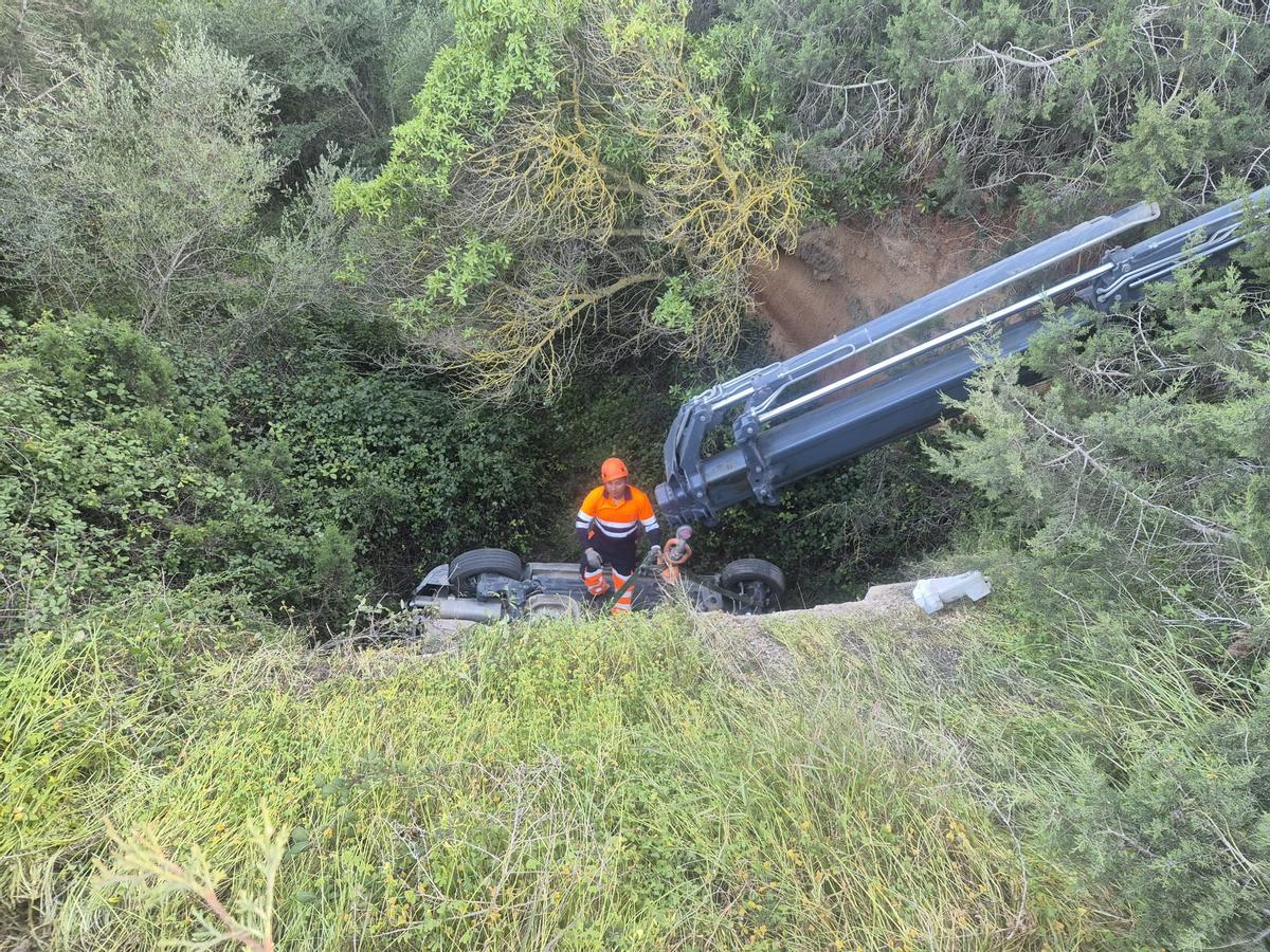 Un coche se sale de la vía en la carretera de Comte en Ibiza