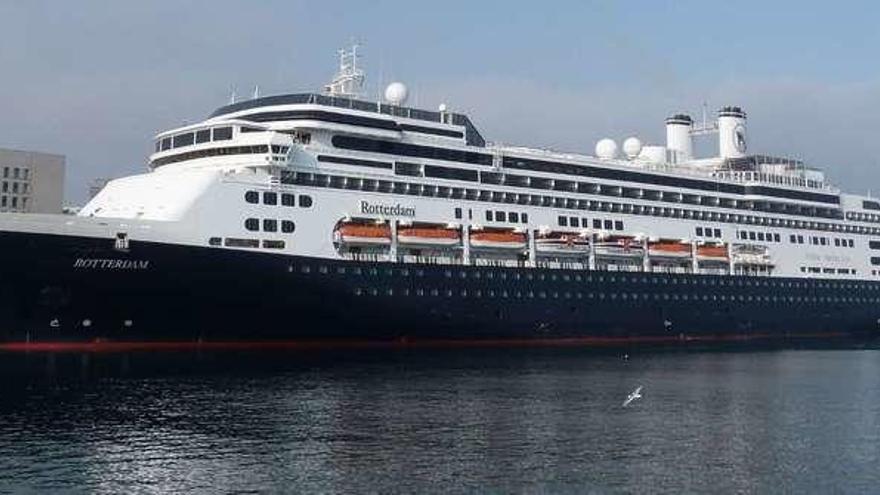 de Cruceros de Vigo, con el &quot;MSC Fantasía&quot; situado al fondo. // FdV