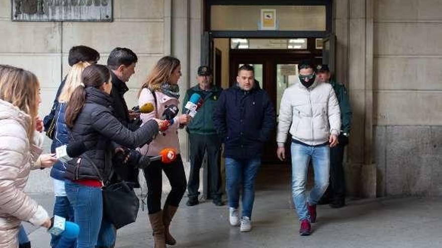 Prenda y Cabezuelo salen de la Audiencia de Sevilla tras seguir por videoconferencia la vista sobre su puesta en libertad, el 26 de diciembre.