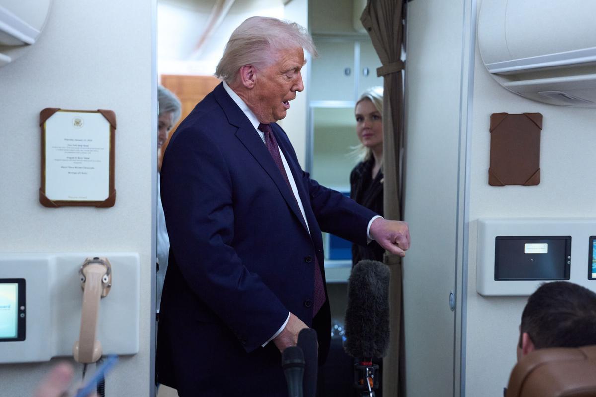 El presidente de EEUU, Donald Trump explica a los periodistas a bordo del Air Force One los motivos de por qué luce un moratón en su mano izquierda.