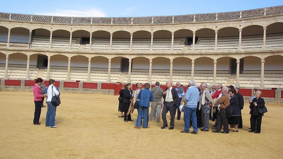 Un grupo de turistas visita la plaza de toros de Ronda.