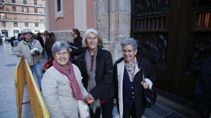 Dieciocho horas de besamanos y 30.000 fieles ante la Virgen