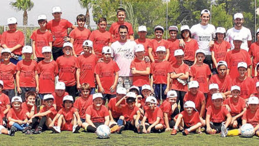 Foto de familia de los participantes en el Campus de Can Picafort, que dirige Nico López, junto a Javier Olaizola, extécnico del Mallorca, durante su visita.