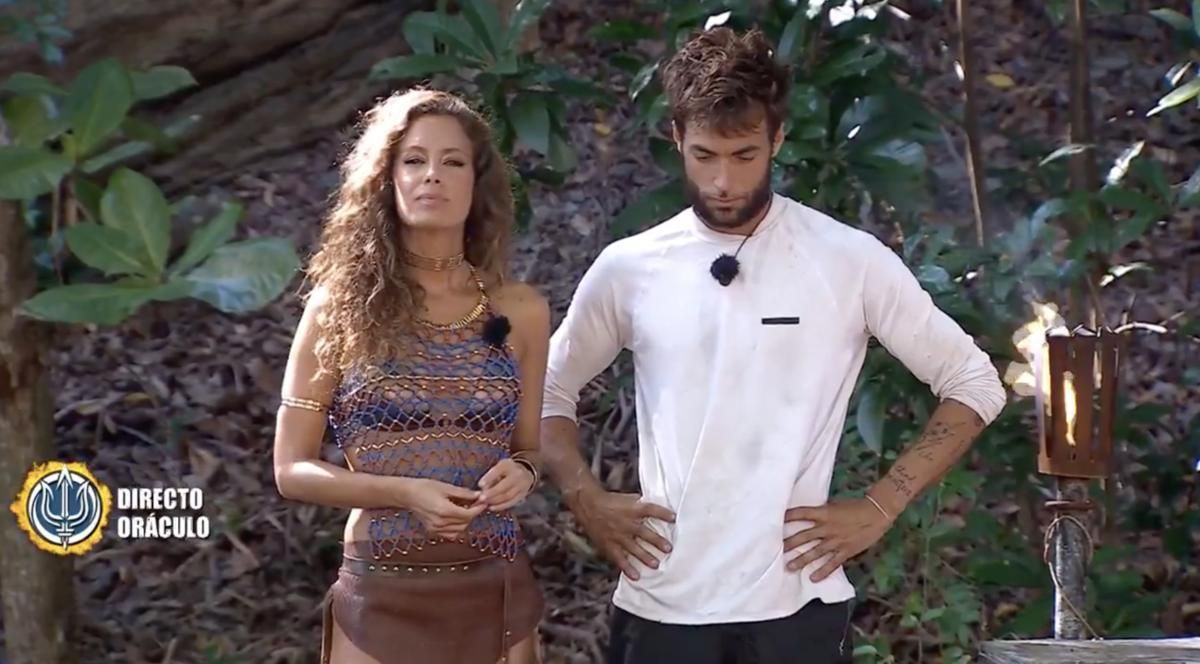 Montoya junto a Laura Madrueño en el Oráculo de Poseidón
