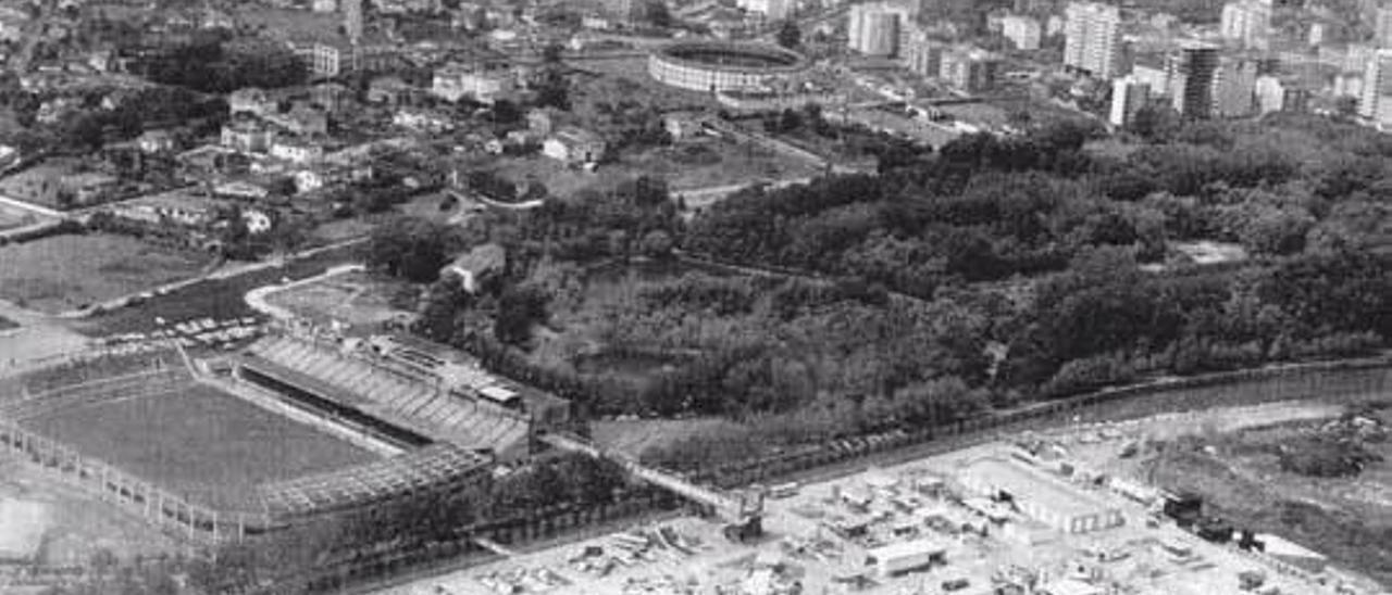 En la fotografía, en primer término, el nuevo recinto de la Feria de Muestras, con el campo de fútbol de El Molinón a la izquierda y, entre los árboles, a la derecha, el Parador Nacional del Molino Viejo, a finales de los años sesenta.