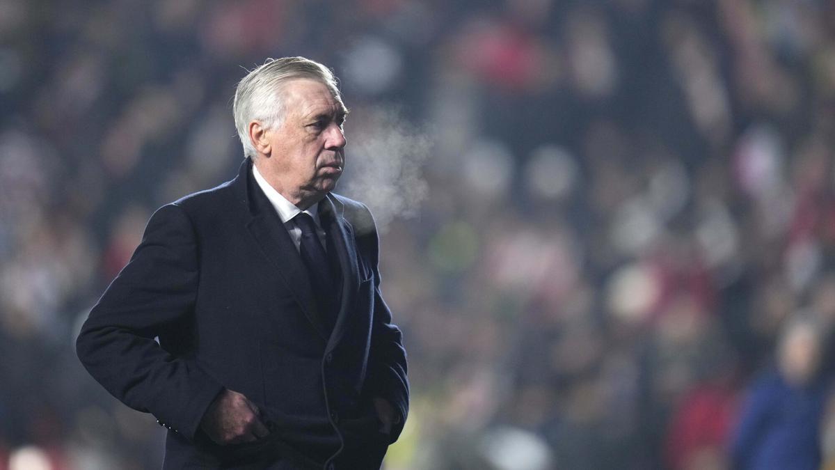 Carlo Ancelotti camina por el césped del campo del Rayo Vallecano