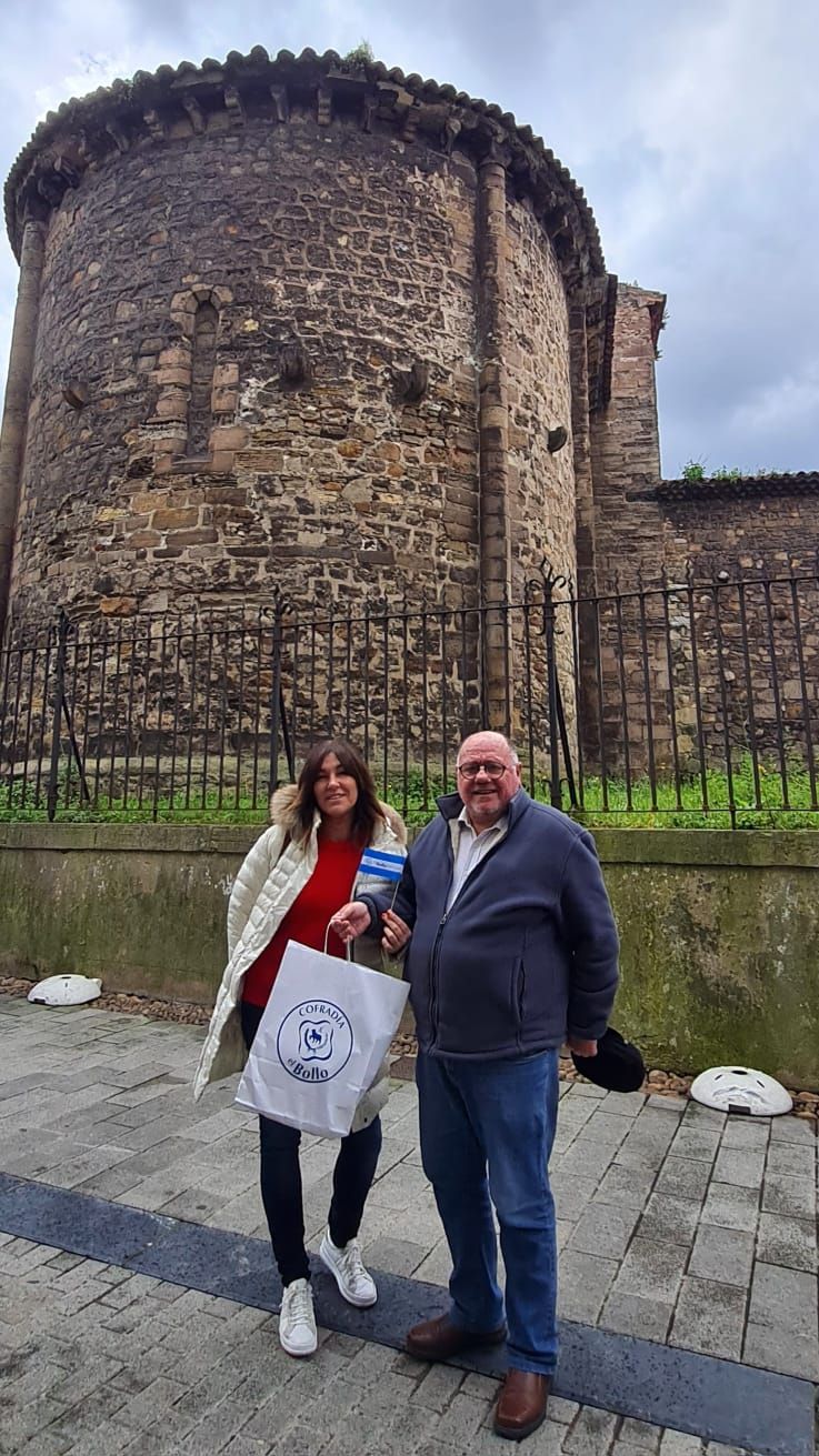 Vanesa Bustillo Vicepresidenta Cofradía del Bonito de Colindres recibe el Bollo de la Cofradía del Bollo de Avil�s.jpeg