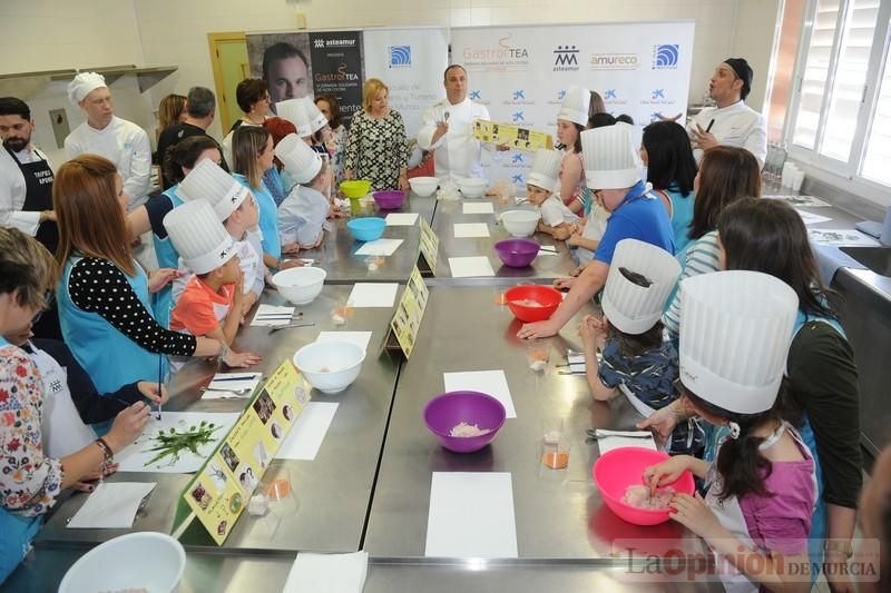 El chef Ángel León imparte en Murcia un taller de cocina para niños con autismo